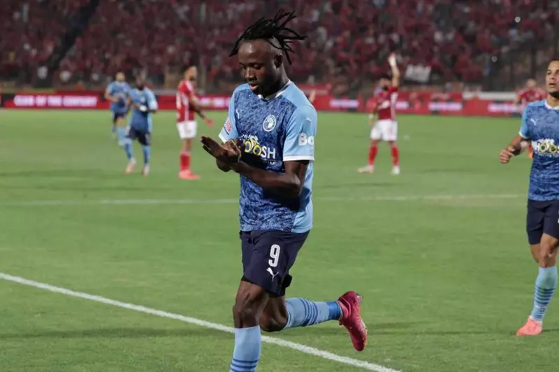 احتفال فيستون ماييلي لاعب بيراميدز أمام الأهلي